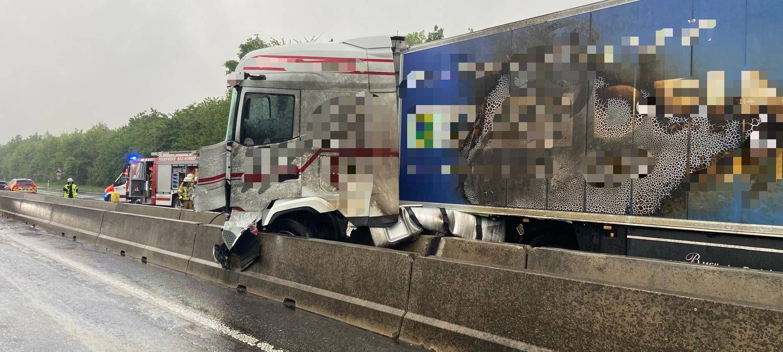 Staus im Siebengebirge: Lkw rast auf A3 in die Leitplanke